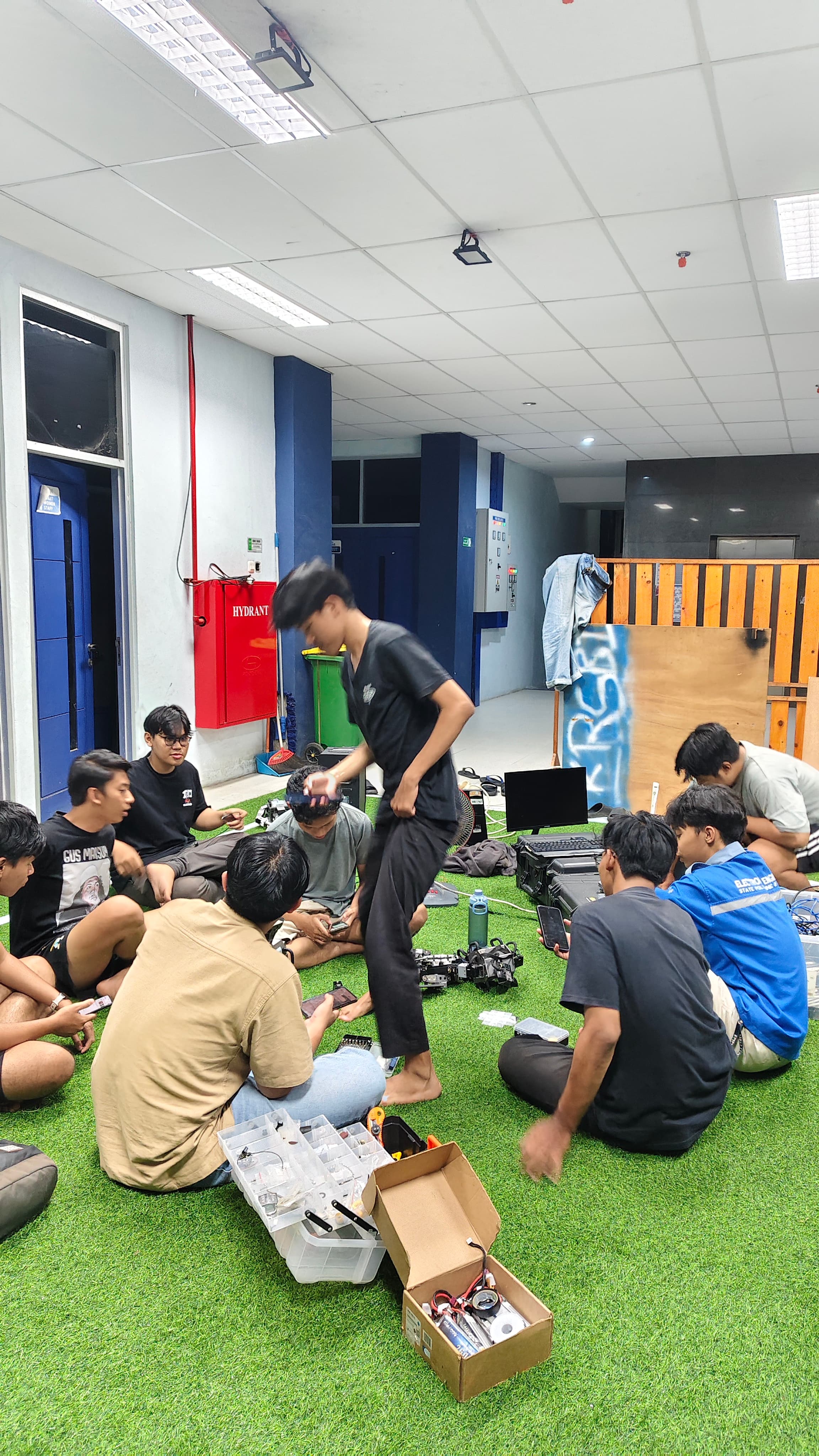 Perakitan hardware dan perapihan routing kabel pada sasis robot humanoid.