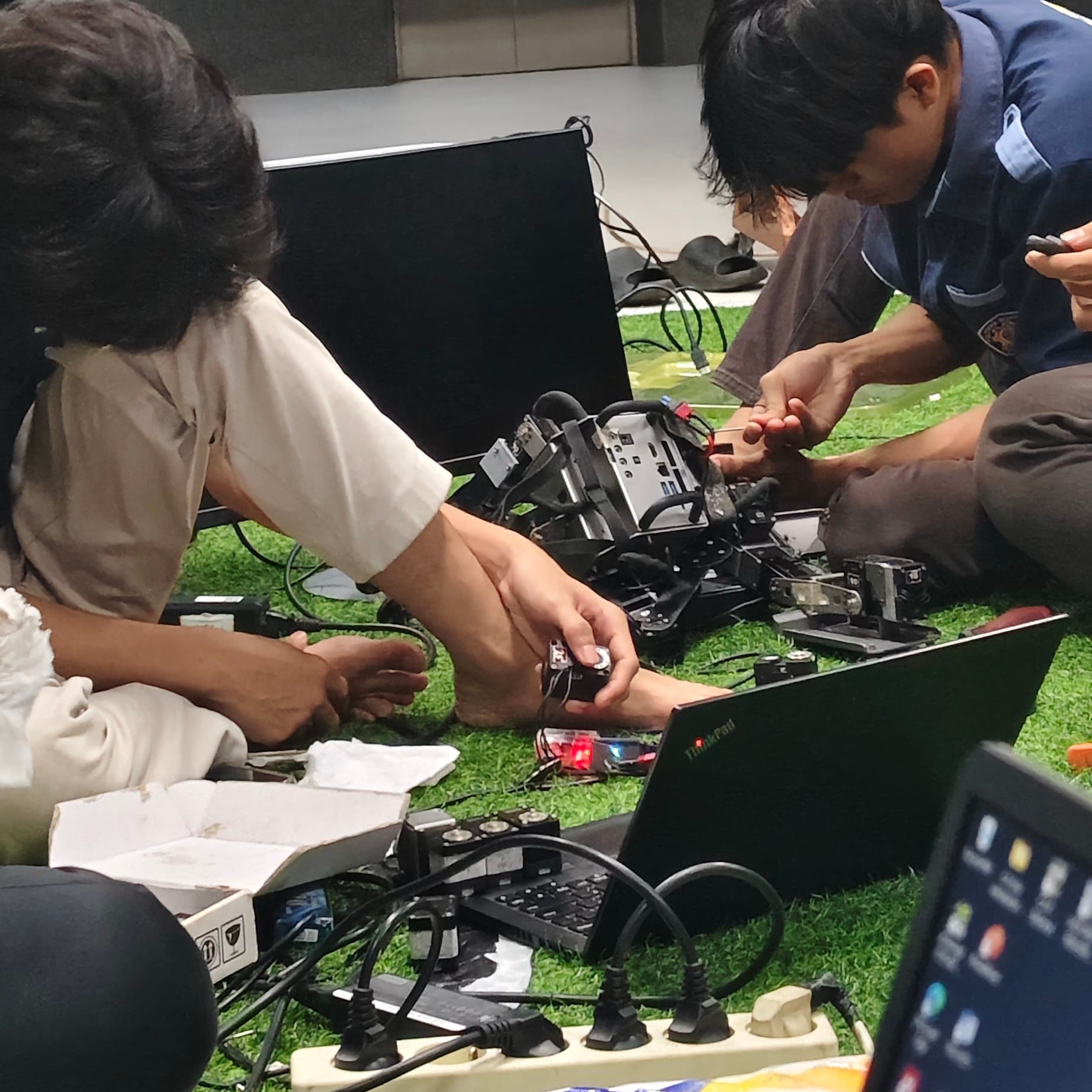 Pemeriksaan detail komponen mekanik dan struktur sasis presisi.
