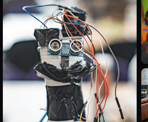 Prototipe robot dengan wiring terlihat saat sesi pengujian.