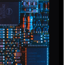 Close-up papan PCB dan komponen embedded robotik.